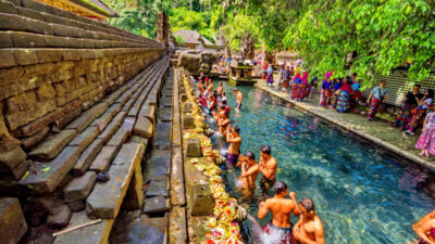 Upacara Keagamaan di Bali: Pemeliharaan Tradisi Spiritual